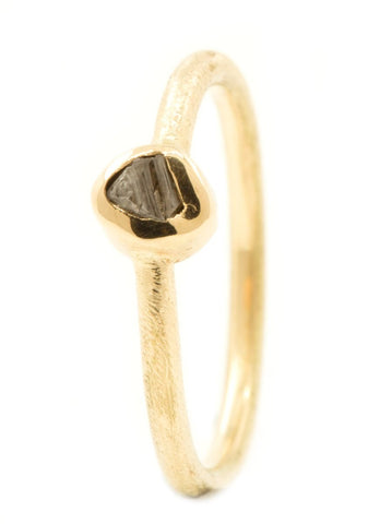 Handgemaakte en fairtrade fijne ruwe gouden ring met bruine ruwe diamant