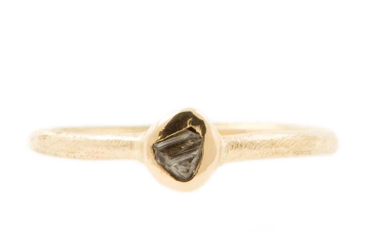 Handgemaakte en fairtrade fijne ruwe gouden ring met bruine ruwe diamant