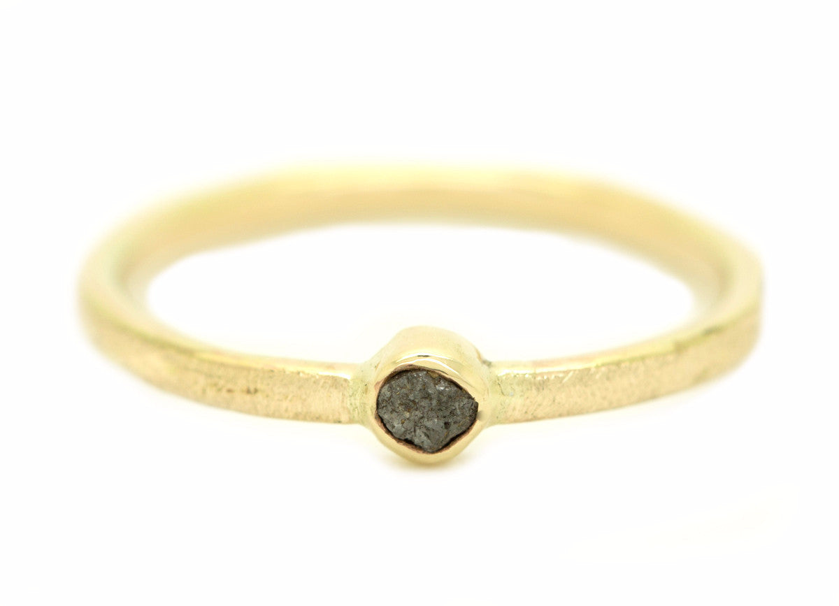 Handgemaakte en fairtrade fijne ruwe gouden ring met een ruw diamantje