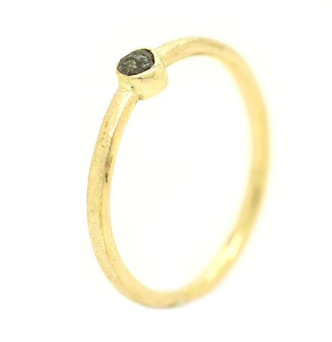 Handgemaakte en fairtrade fijne ruwe gouden ring met een ruw diamantje