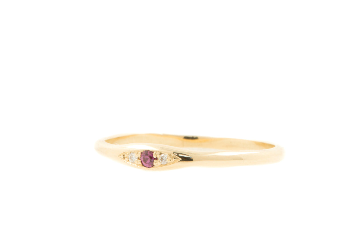 Fijne licht organische geelgouden ring met roze granaat en twee diamantjes