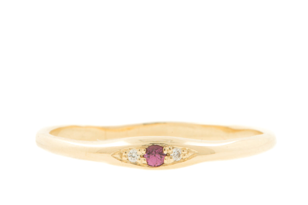 Fairtade en handgemaakte fijne ring met roze granaat en diamantjes