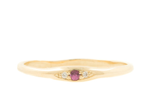 Fairtade en handgemaakte fijne ring met roze granaat en diamantjes