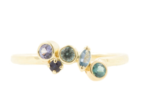 Handgemaakte en fairtrade fijne gouden ring met 5 verschillende blauwe stenen. Saffier, toermalijn en tanzaniet.