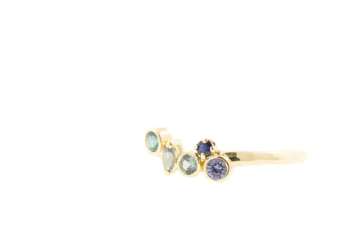 Handgemaakte en fairtrade fijne gouden ring met 5 verschillende blauwe stenen. Saffier, toermalijn en tanzaniet.