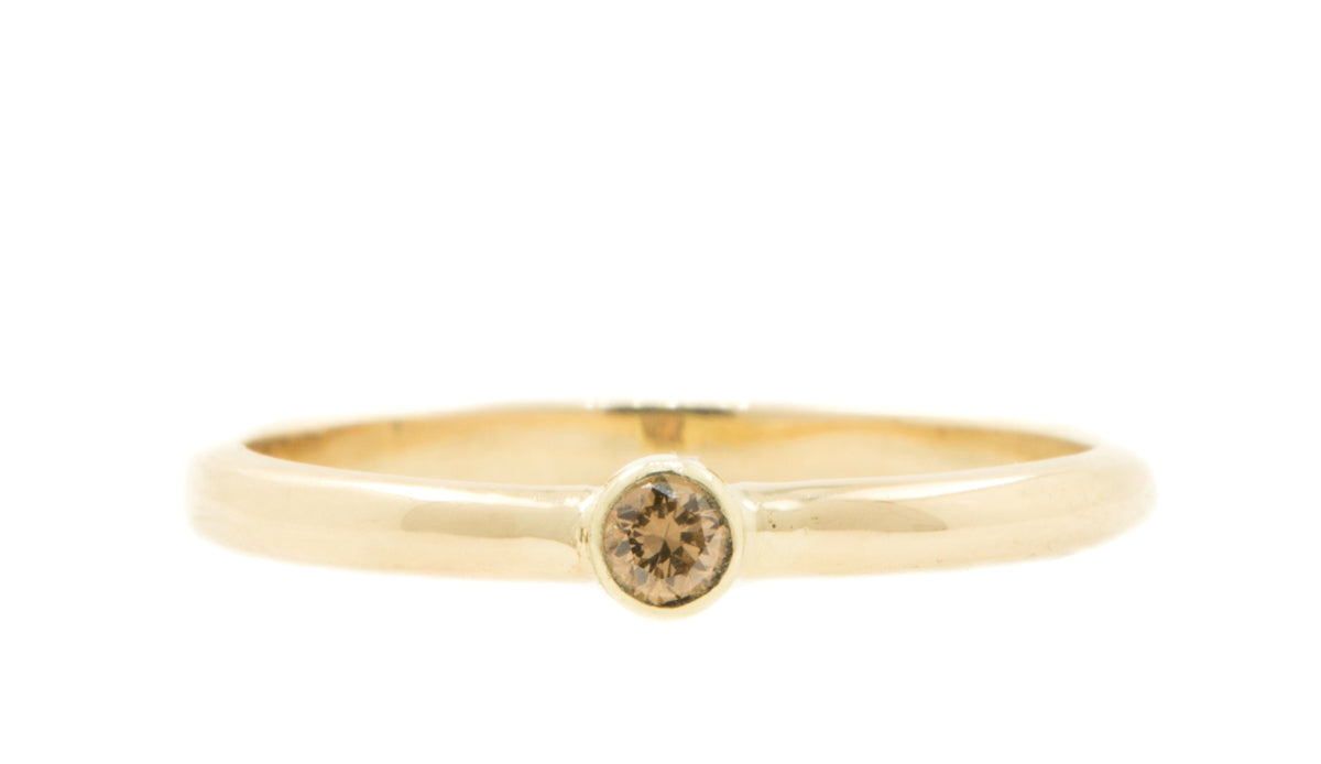 Handgemaakte en fairtrade fijne geelgouden ring met bruine diamant