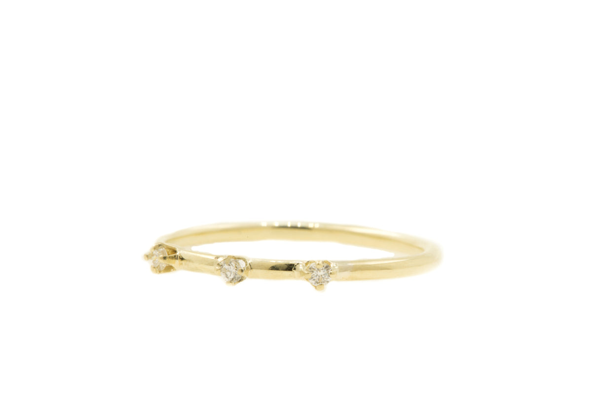 Handgemaakte en fairtrade fijne gouden ring met drie kleine fairtrade diamantjes