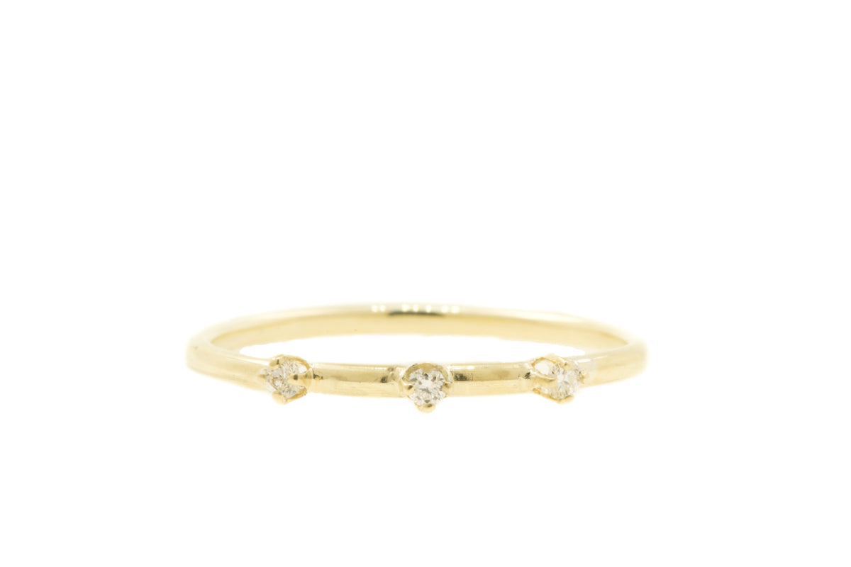 Handgemaakte en fairtrade fijne gouden ring met drie kleine fairtrade diamantjes