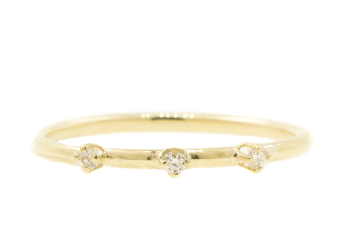 Handgemaakte en fairtrade fijne gouden ring met drie kleine fairtrade diamantjes