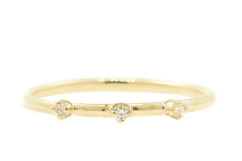 Handgemaakte en fairtrade fijne gouden ring met drie kleine fairtrade diamantjes