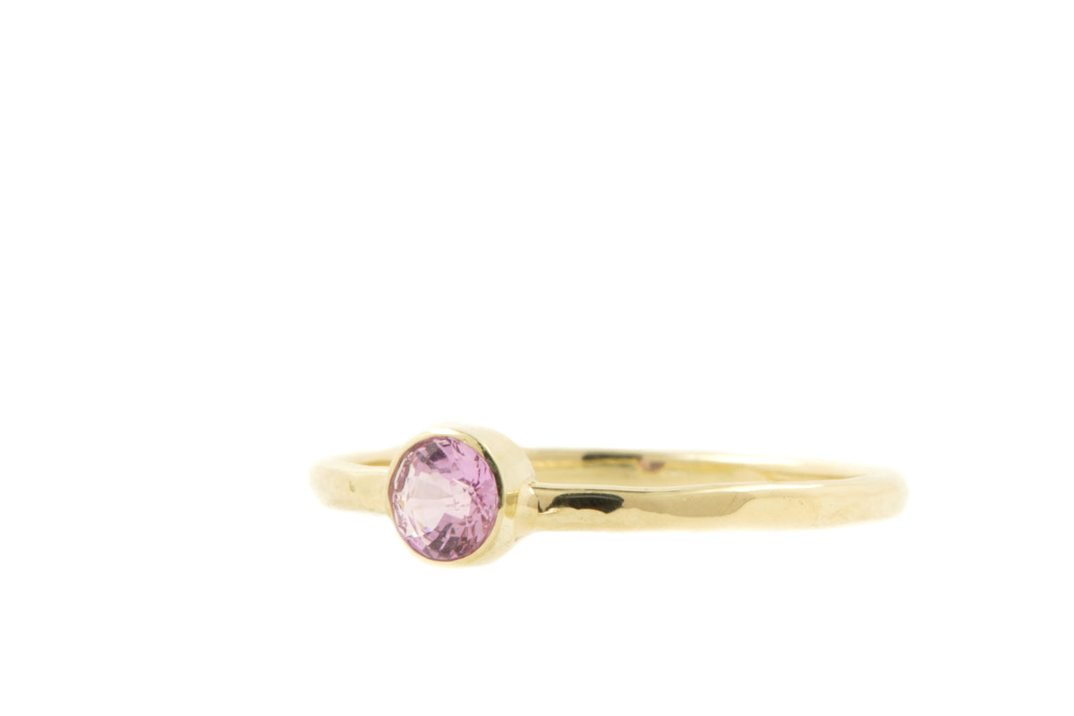 Handgemaakte en fairtrade fijne gehamerde gouden ring met roze saffier