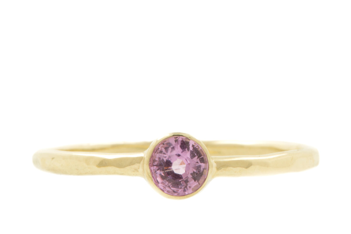 Handgemaakte en fairtrade fijne gehamerde gouden ring met roze saffier