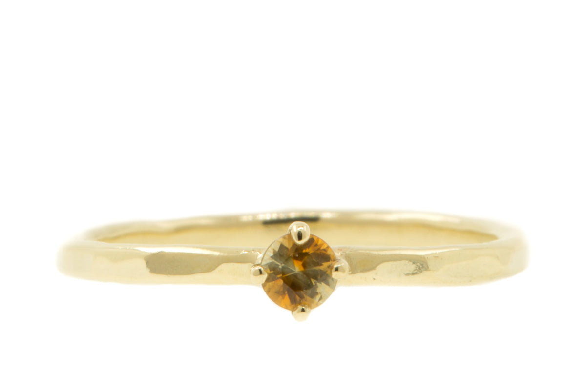 Handgemaakte en fairtrade fijne geelgouden ring met oranje blauwe saffier