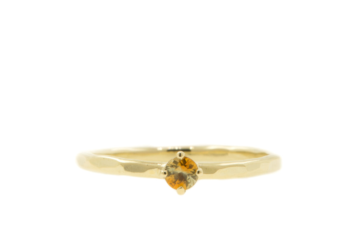 Handgemaakte en fairtrade fijne geelgouden ring met oranje blauwe saffier