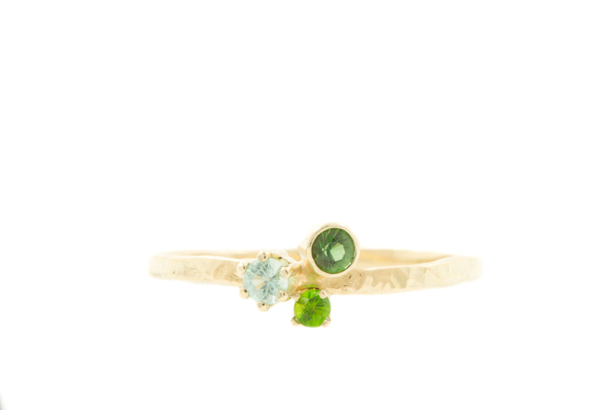 Handgemaakte en fairtrade fijne gouden ring met groene toermalijn en chroom diopside