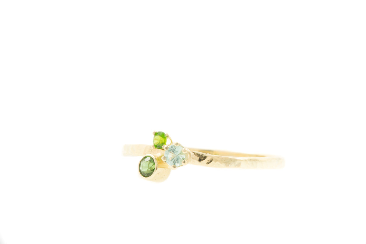 Handgemaakte en fairtrade fijne gouden ring met groene toermalijn en chroom diopside