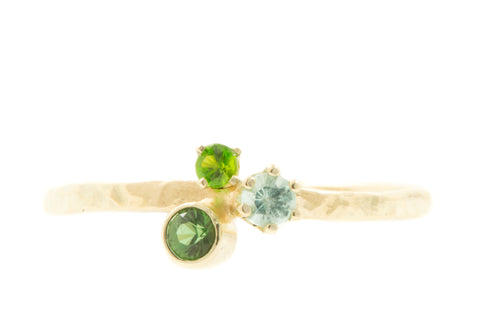 Handgemaakte en fairtrade fijne gouden ring met groene toermalijn en chroom diopside