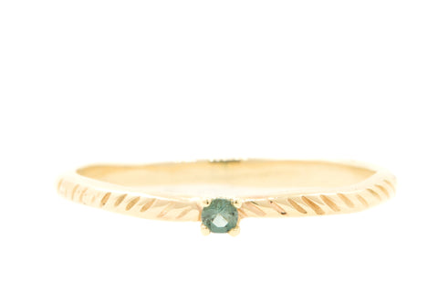 Handgemaakte en fairtrade fijne gouden ring met streepjes patroon en tourmalijn