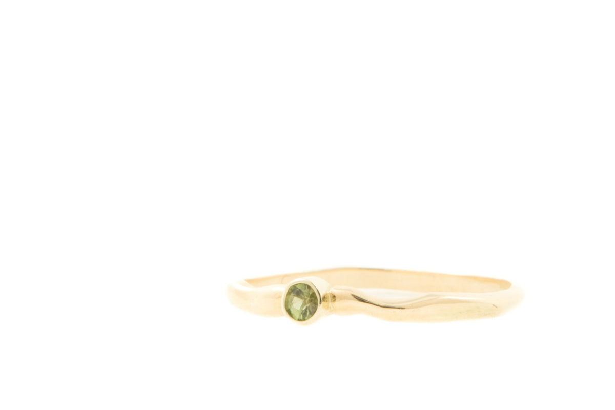Handgemaakte en fairtrade organische geelgouden ring met groene saffier
