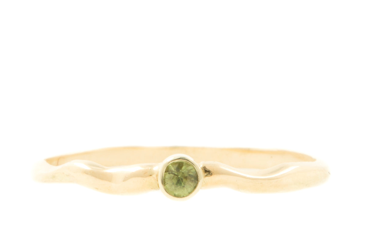 Handgemaakte en fairtrade organische geelgouden ring met groene saffier