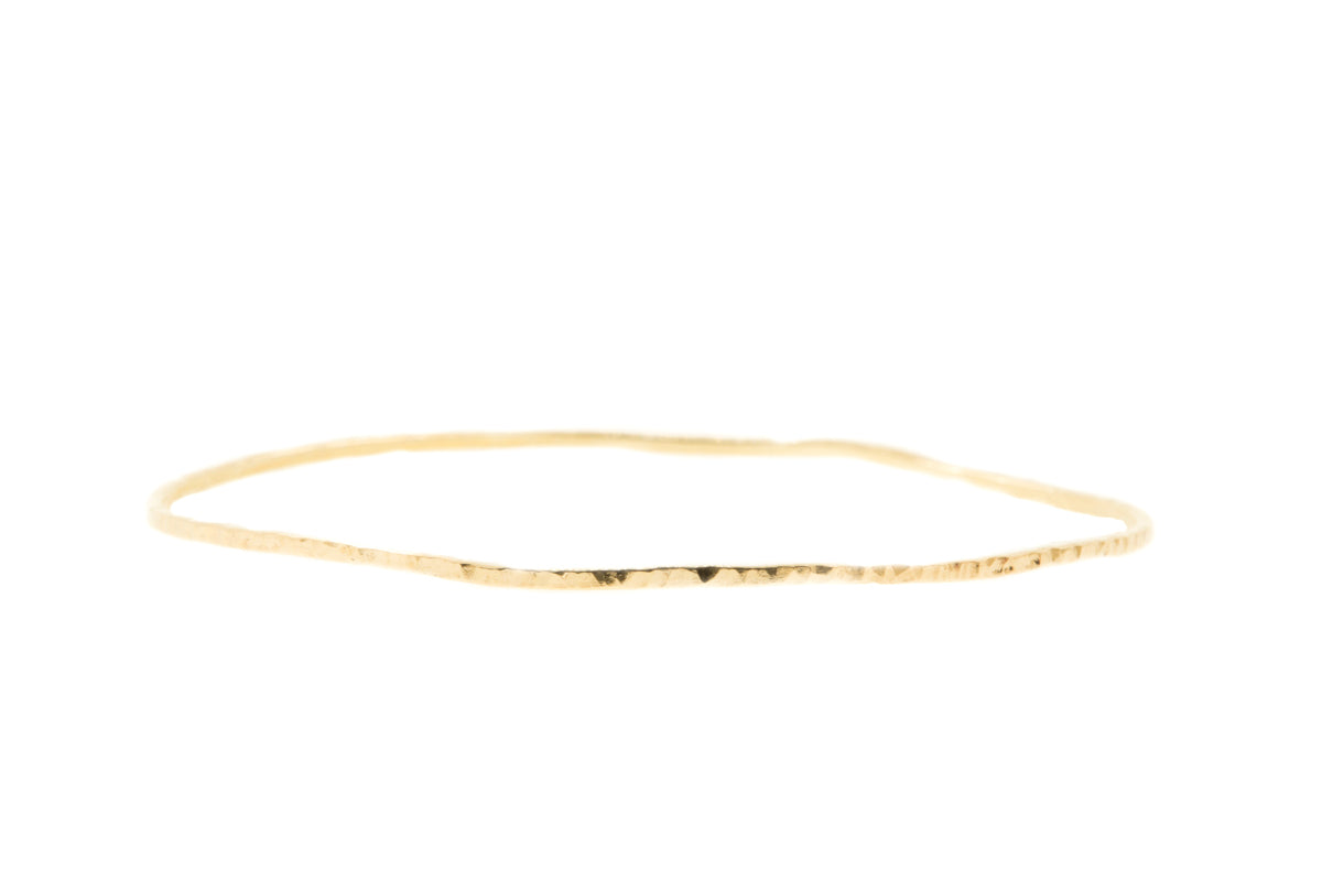 Handgemaakte en fairtrade fijne gehamerde gouden bangle armband