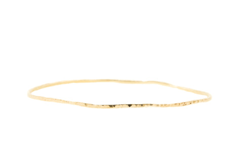 Handgemaakte en fairtrade fijne gehamerde gouden bangle armband