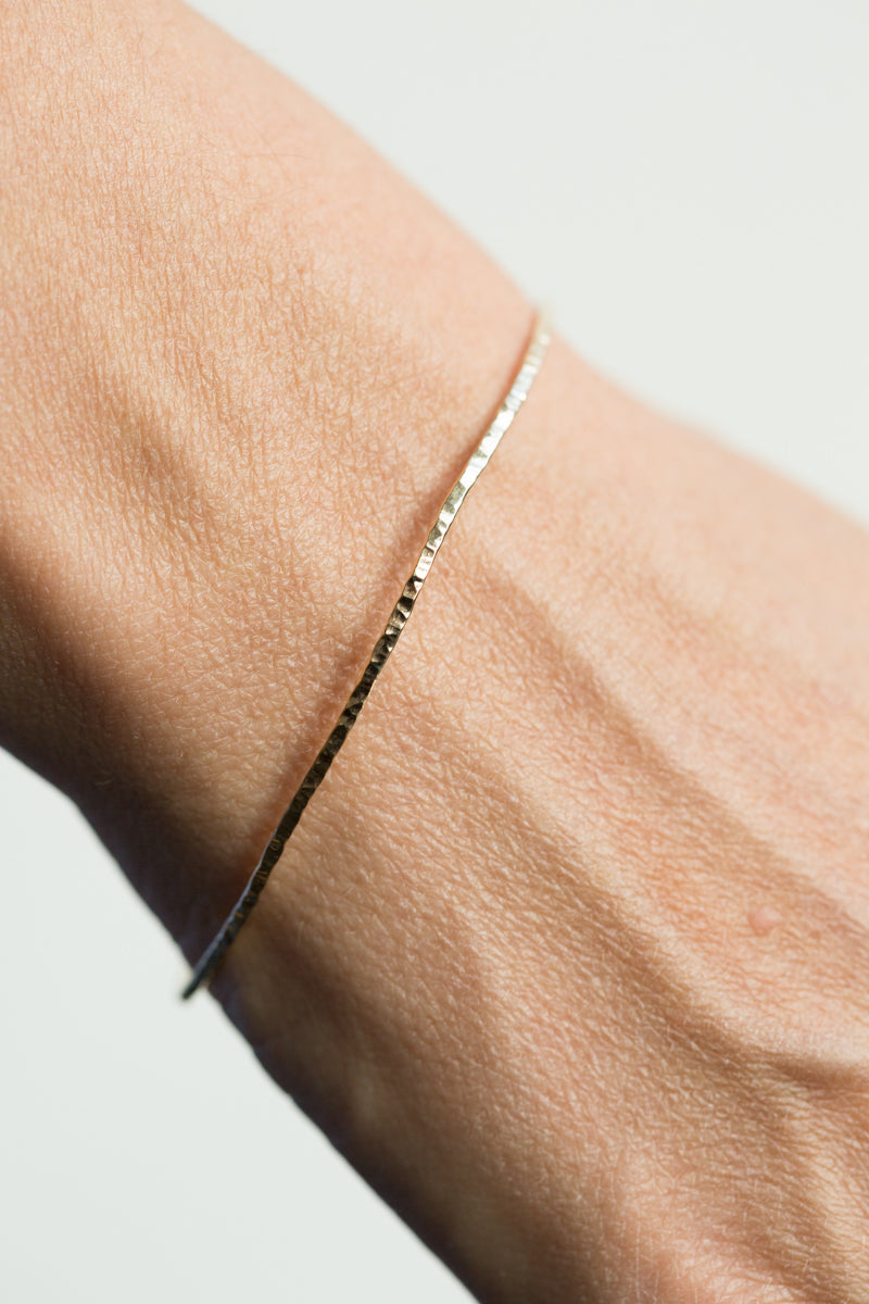 Handgemaakte en fairtrade fijne gehamerde gouden bangle armband