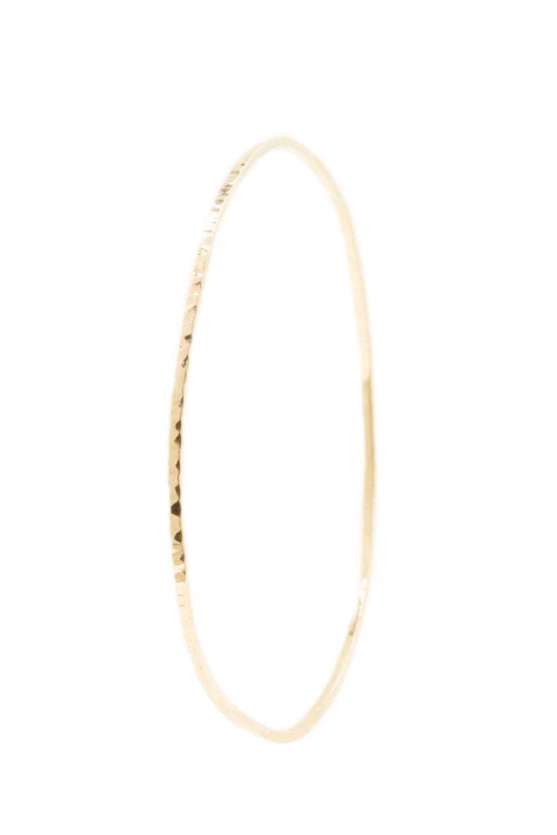 Handgemaakte en fairtrade fijne gehamerde gouden bangle armband