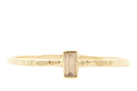Handgemaakte en fairtrade gouden ring met rechthoekige bruine diamant