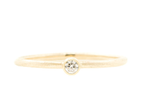 Handgemaakte en fairtrade fijne ruwe geelgouden ring met diamant