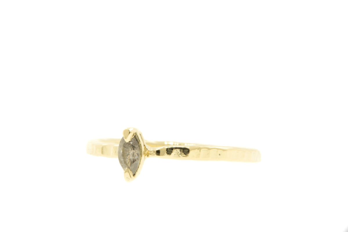 Fairtrade en handgemaakte gehamerde ring met markies geslepen zout en peper diamant