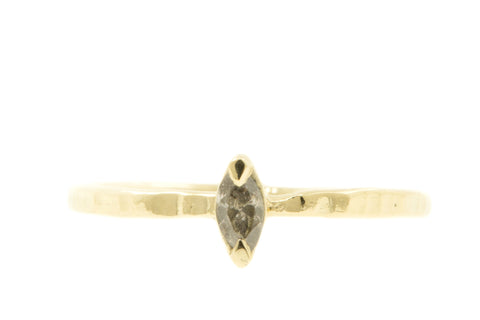 Fairtrade en handgemaakte gehamerde ring met markies geslepen zout en peper diamant