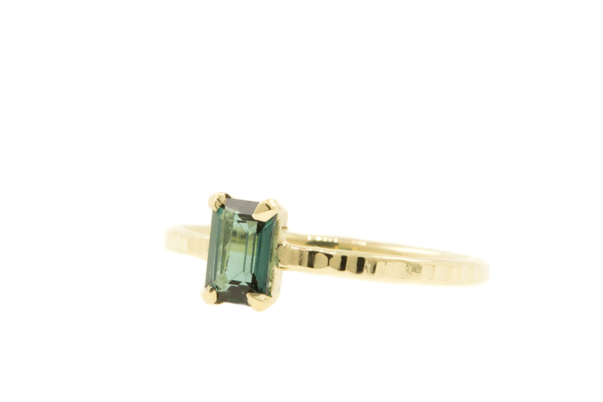 Handgemaakte en fairtrade gouden ring met smaragd geslepen toermalijn
