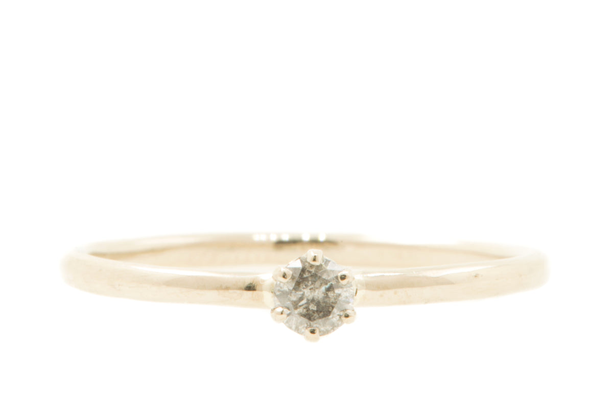 Handgemaakte en fairtrade fijne witgouden verlovingsring ring met peper en zout diamant in chaton