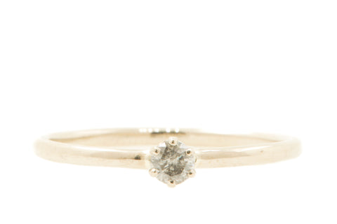 Handgemaakte en fairtrade fijne geelgouden ring met peper en zout diamant in chaton