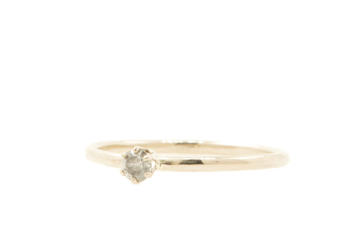 Handgemaakte en fairtrade fijne witgouden verlovingsring ring met peper en zout diamant in chaton