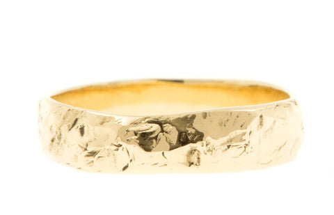 Handgemaakte en fairtrade gouden ring met structuur