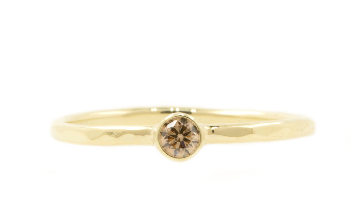 Handgemaakte en fairtrade fijne gehamerde geelgouden ring met bruine diamant