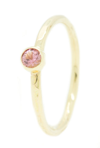 Handgemaakte en fairtrade fijne gehamerde gouden ring met roze saffier