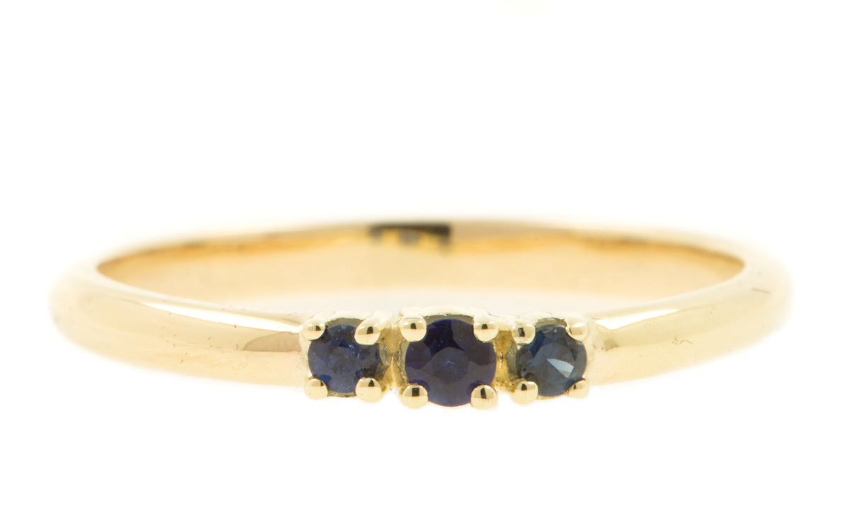 Handgemaakte en fairtrade fijne gouden ring met drie blauwe saffiertjes