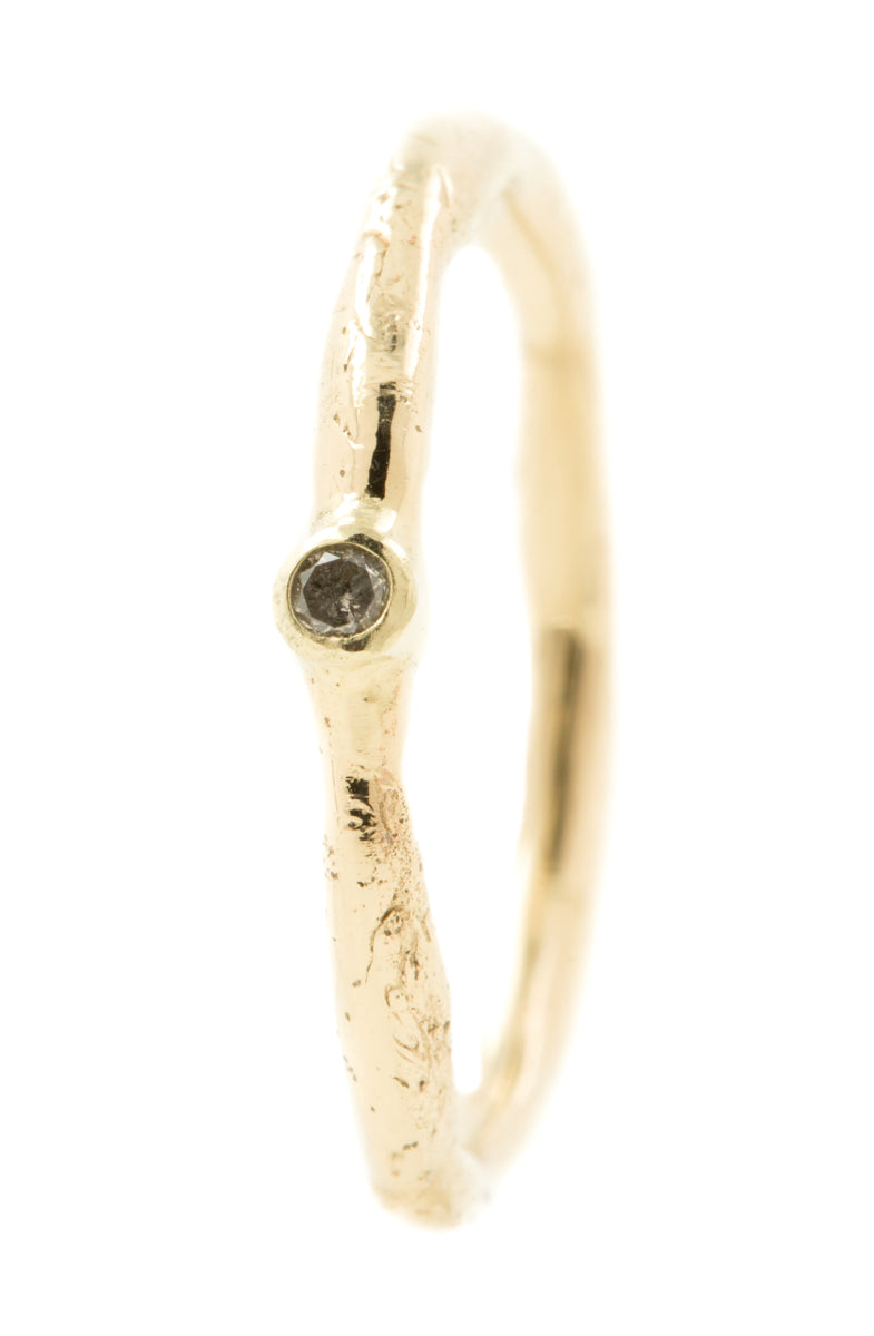 Handgemaakte en fairtrade fijne licht organische gouden ring met zout en peper diamant