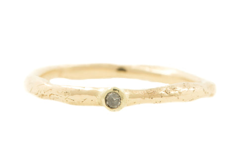 Handgemaakte en fairtrade fijne licht organische gouden ring met zout en peper diamant