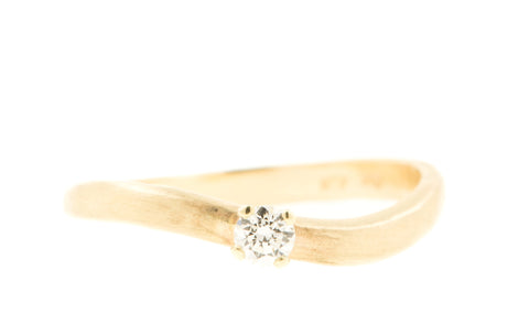 Handgemaakte en fairtrade organische gehamerde gouden ring met briljant geslepen diamant