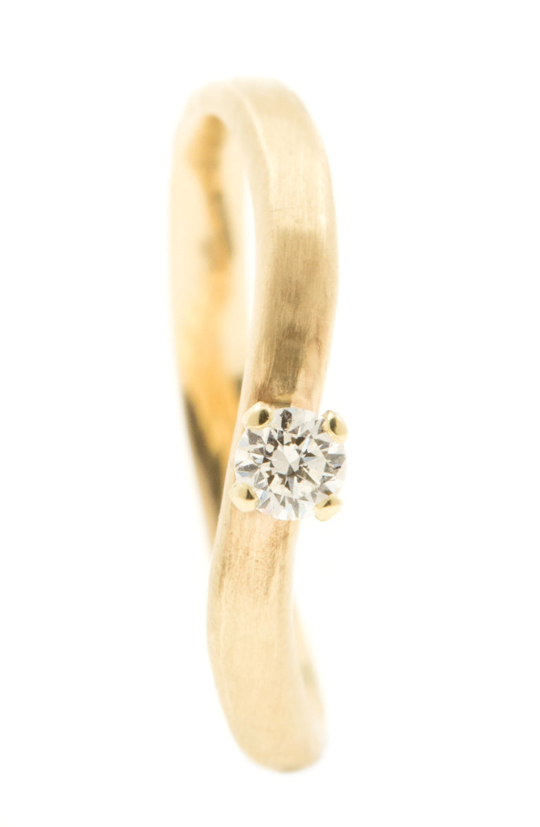 Handgemaakte en fairtrade organische gehamerde gouden ring met briljant geslepen diamant