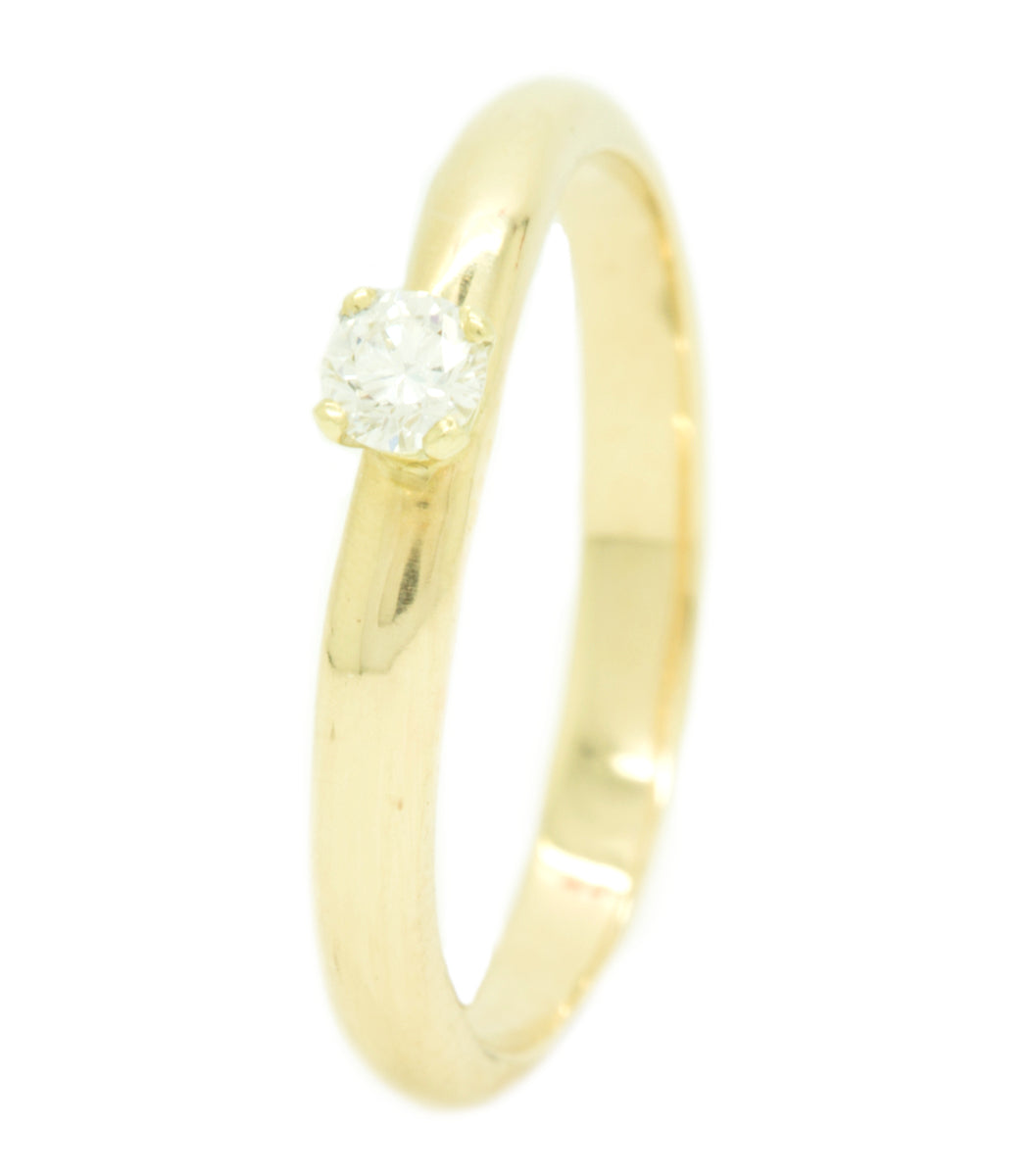 Handgemaakte en fairtrade organische gouden ring met briljant geslepen diamant