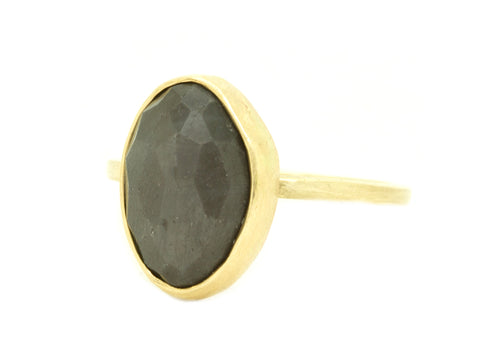 Handgemaakte en fairtrade gouden ring met donkere korund edelsteen