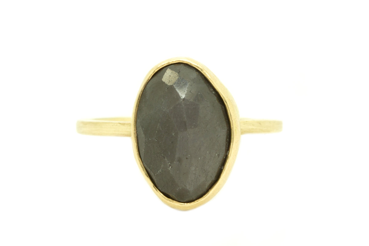 Handgemaakte en fairtrade gouden ring met donkere korund edelsteen