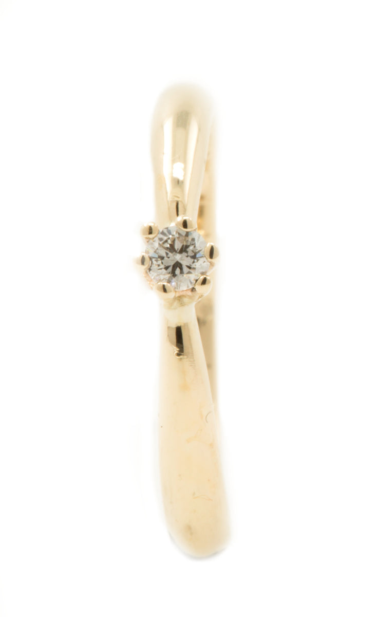Handgemaakte en fairtrade organische taps toelopende gouden ring met briljant geslepen diamant