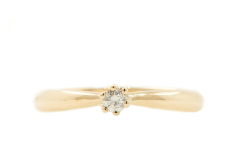 Handgemaakte en fairtrade organische taps toelopende gouden ring met briljant geslepen diamant
