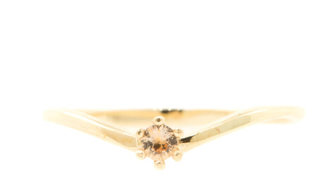 Handgemaakte en fairtrade fijne geelgouden ring met peach saffier in chaton